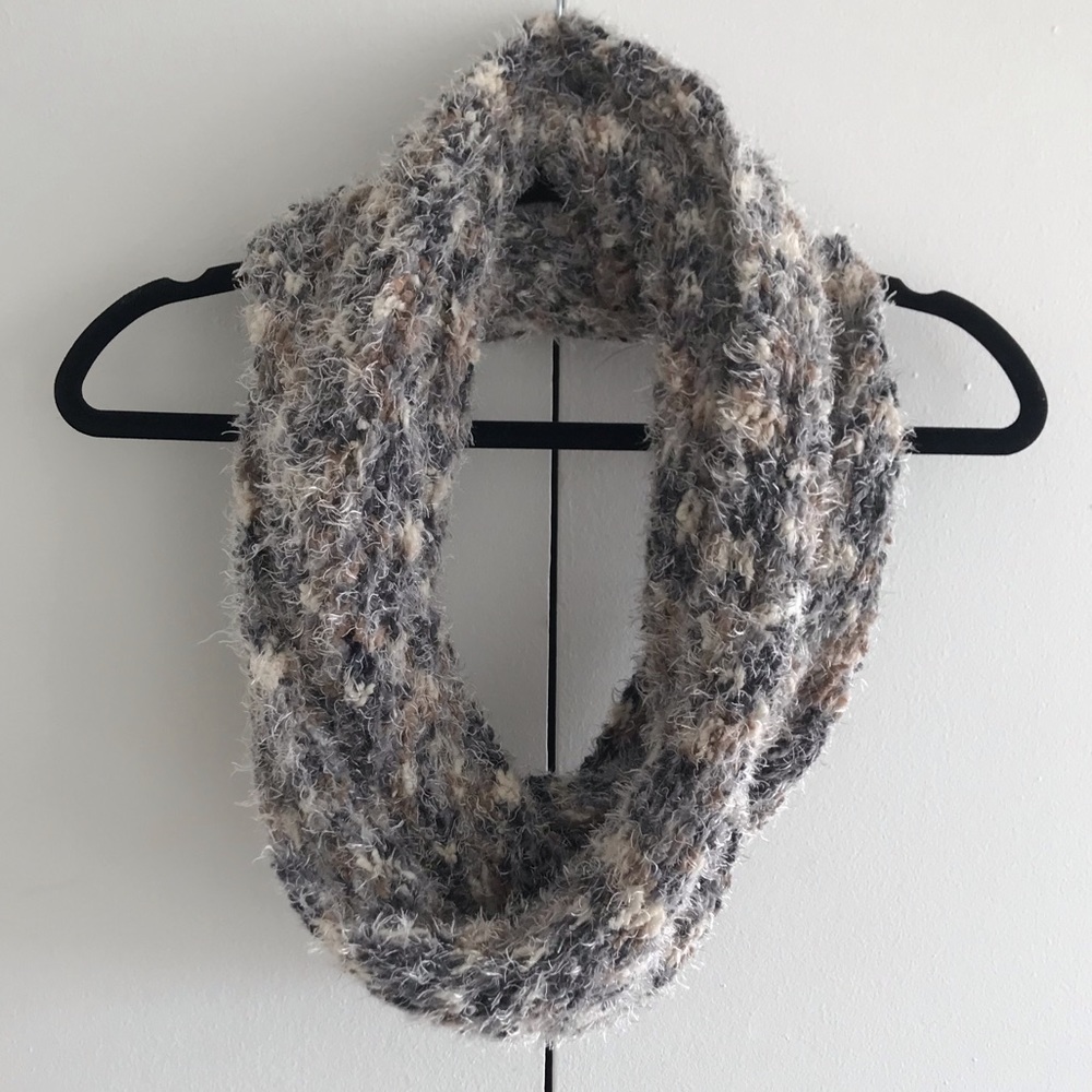 ✨ Moving Sale ✨ Fuzzy Infinity Scarf